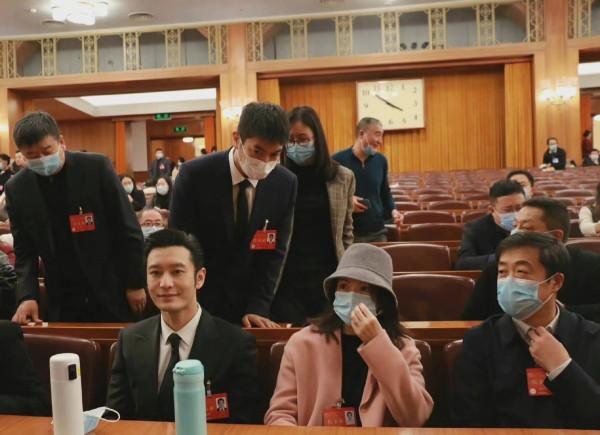 章子怡罕見“央視臉”顏值封神！曬絕美證件照，盤發穿襯衣美上天