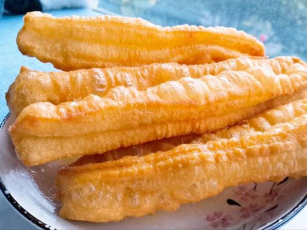 炸油條用放酵母嗎?教你正確的做法,出鍋金黃酥脆,放涼了也不硬 炸油條用放酵母嗎?教你正確的做法,出鍋金黃酥脆,放涼了也不硬