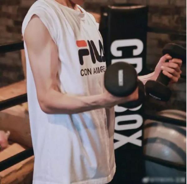 王源健身照臂膀肌肉暴起，不再是小鮮肉要走型男路線