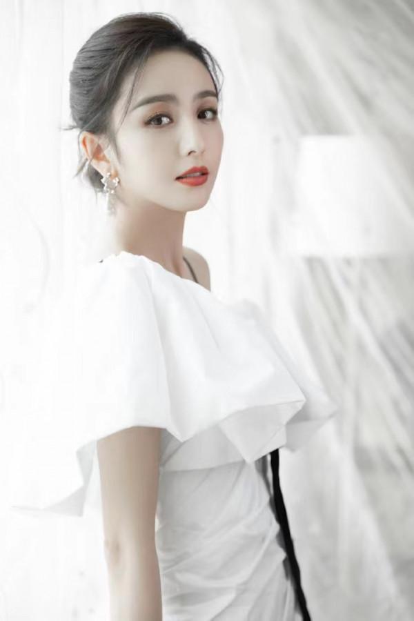 佟麗婭哪像當媽的人,白色連衣裙清新甜美,離婚後美出“仙女範” 佟麗婭哪像當媽的人,白色連衣裙清新甜美,離婚後美出“仙女範”