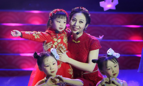 王亞平出征太空，女兒太過想念媽媽，委屈地問老師：可以抱抱你嗎