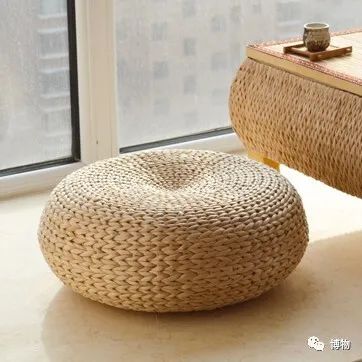 水邊插著大“烤腸”，敢吃炸你一嘴毛