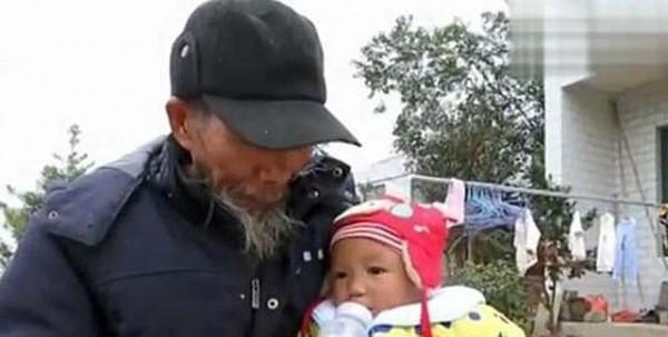 8年前，湖南71歲郎中生一男孩，如今由外婆照顧，夫妻倆在外旅遊