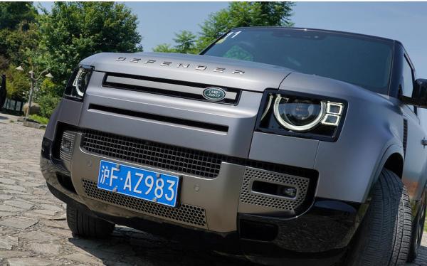 路虎衛士90解析，3門5座定位，配3.0T引擎+48V輕混系統