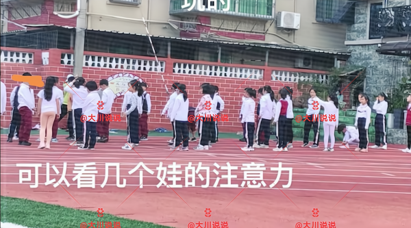某小學體育課:老師讓4名女生脫裙上課,男同學目不轉睛,引爭議 某小學體育課:老師讓4名女生脫裙上課,男同學目不轉睛,引爭議