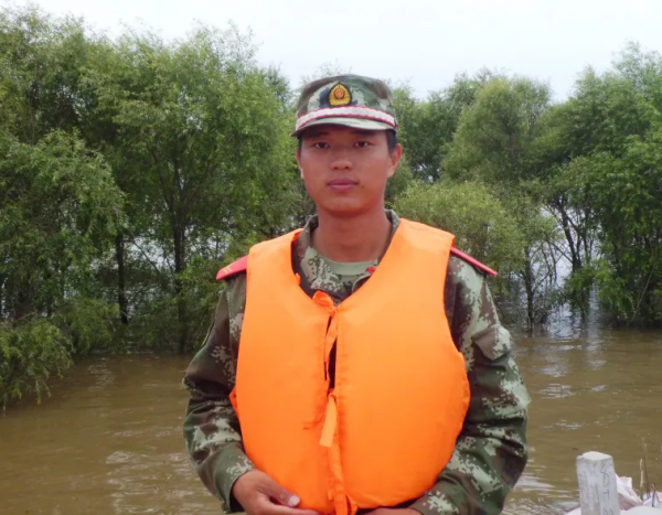 退役後當體育老師，這個老兵愛情事業雙豐收！