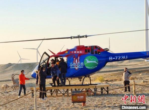 “十一”黃金週 新疆“五彩灘”秋韻吸引眾多遊客 “十一”黃金週 新疆“五彩灘”秋韻吸引眾多遊客