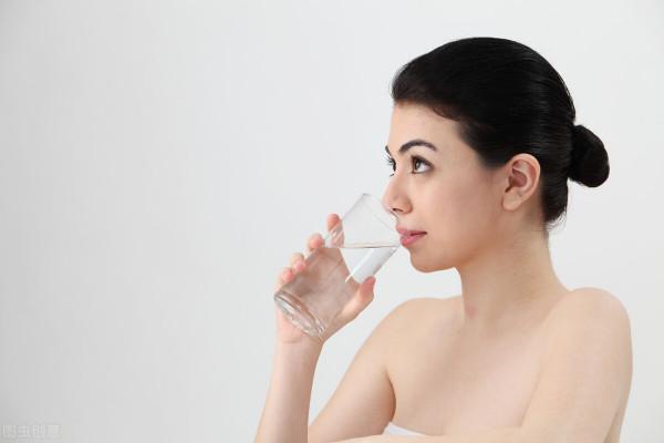 水，最應該喝的年齡：30多歲、50多歲的女性喝水的不同
