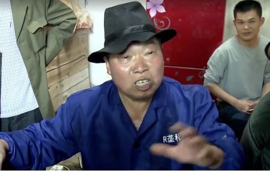 65歲老人給自己辦活人葬禮，挖好墓穴等著下葬，全村人為他送終