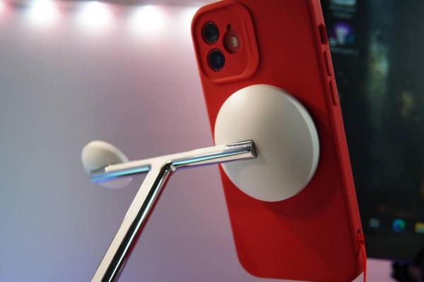 這次我搭配了同款毛利蘭的紅色Magsafe手機殼