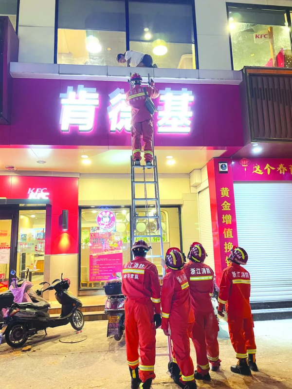 生命之吻！他人工呼吸拯救昏迷小貓，中國消防員也很暖