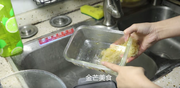 以後洗米水別倒掉了，學會洗米水的這5個妙用，能為你省下不少錢