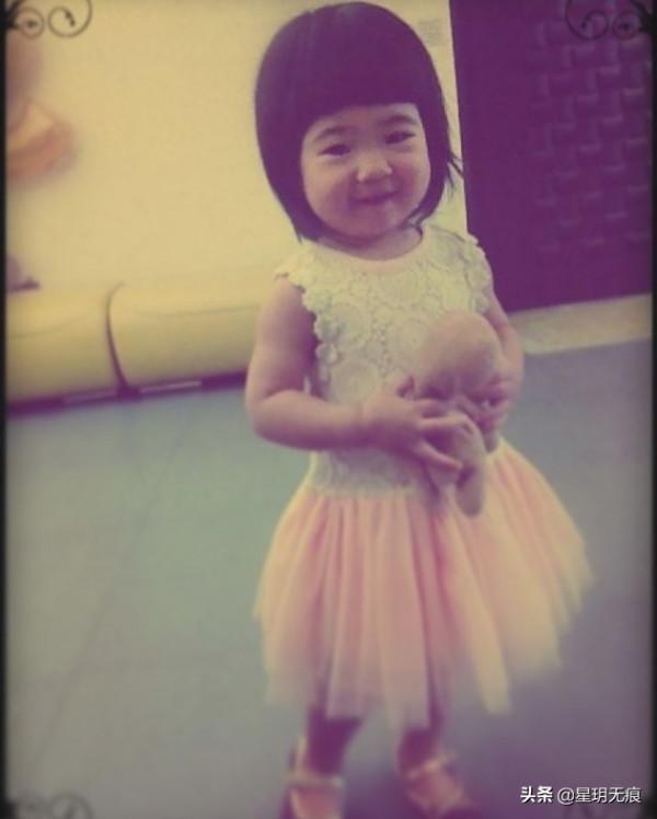 曹格曬女兒近照 11歲“姐姐”長髮披肩青春洋溢