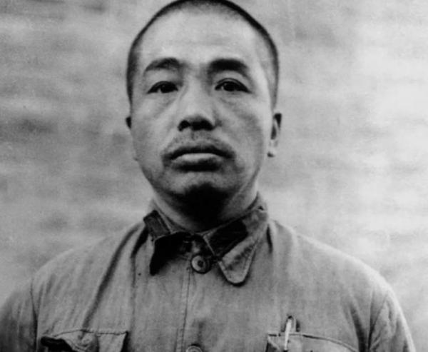 1955年全軍授銜，彭總對此人的軍銜不滿，指示：必須要降一級才行