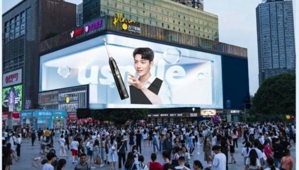 金主霸霸是承包了這塊大屏嗎？