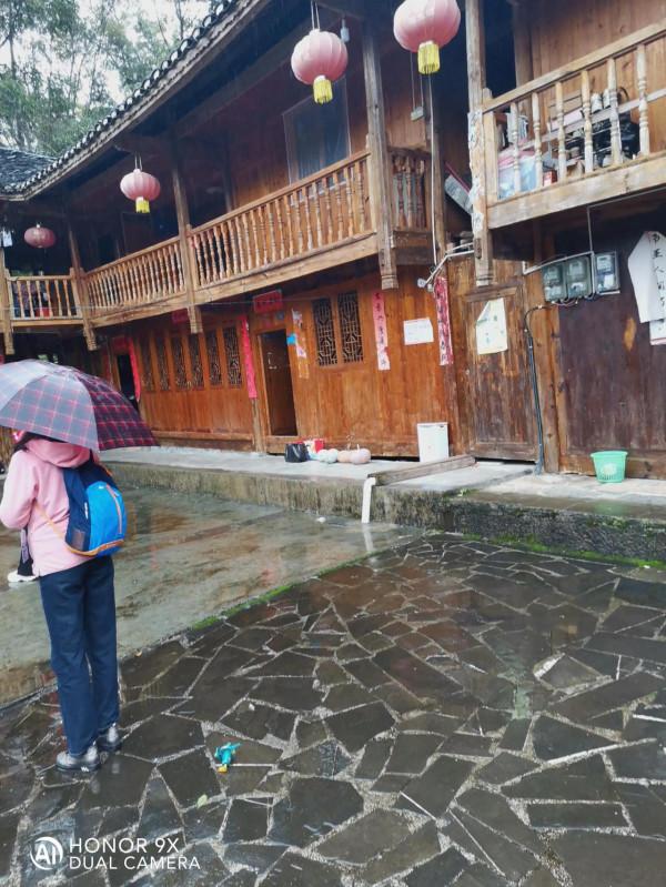 苗寨景區旅遊,看上價值2500元的銀碗值得買嗎?有沒有收藏價值? 苗寨景區旅遊,看上價值2500元的銀碗值得買嗎?有沒有收藏價值?