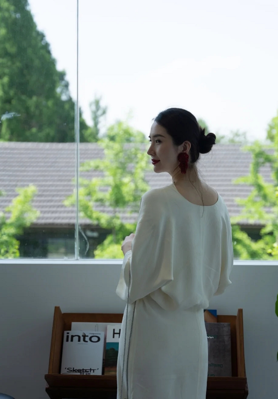 50歲以後穿的是品味，中年女人買衣服要“少而精”，這3件必備