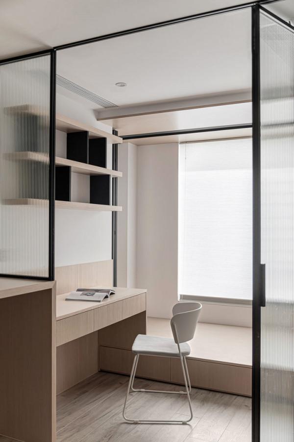 89㎡原木白加黑，只拆一面牆全屋都亮了，一屋子的櫃子都藏著心機