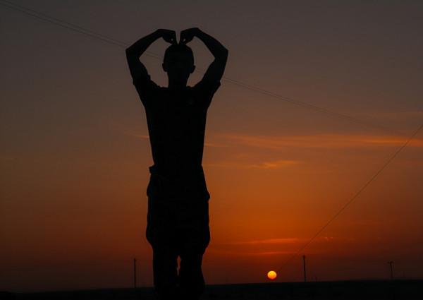 一組夕陽下的剪影，帶你領略防空兵的芳華