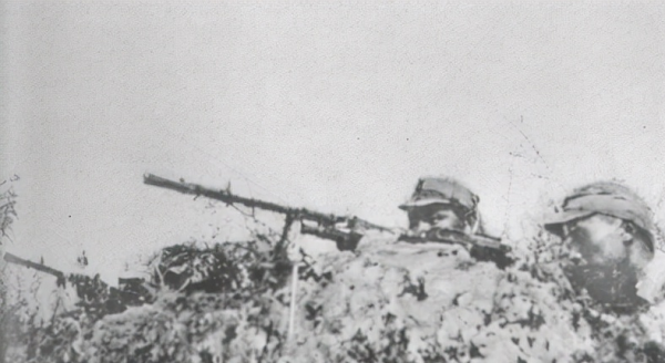 匪首罪行累累，皮定均攻打十天未克，找大棺材和五百斤炸藥建奇功