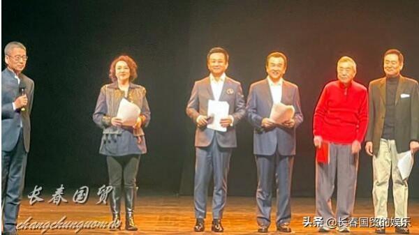 57歲主持人朱軍復出首秀，與白巖松濮存昕黃宏同框狀態好