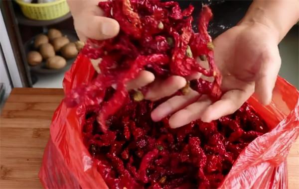 這才是油潑辣子的正確做法，辣椒油秘製方法告訴你，看一遍就學會