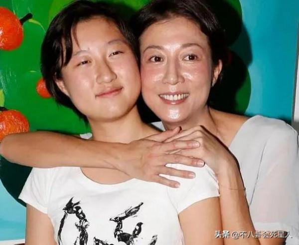 媽媽貌美如花，卻長得像爸的10位星二代，成龍子女都是大鼻子