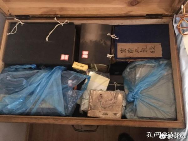 曬曬書架:別人床頭箱子置金錢與重要細軟,而我置的是重要藏書 曬曬書架:別人床頭箱子置金錢與重要細軟,而我置的是重要藏書