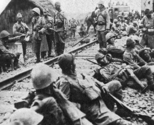 我軍抓獲兩日寇轉交友軍，王勁哉猛然大喝：綁在樹上用刀子捅