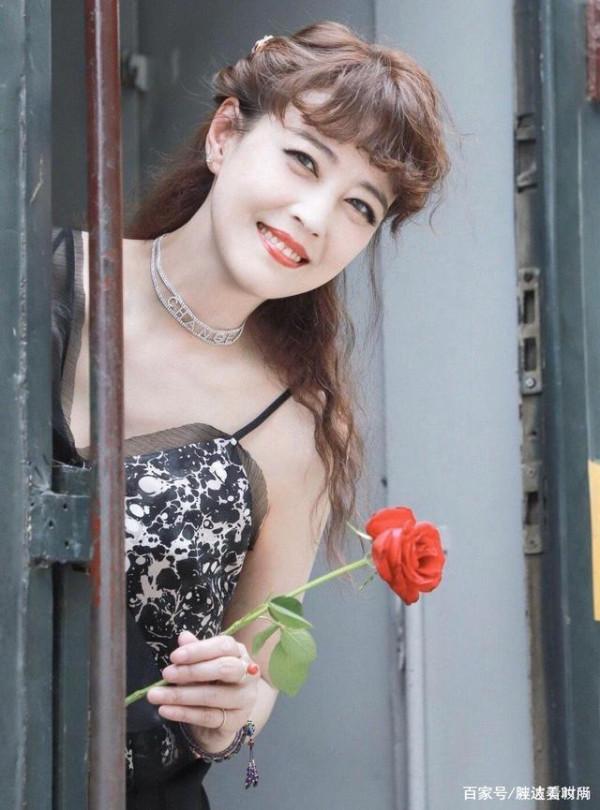 周海媚確實有扮嫩資本，染黃髮穿吊帶黑紗裙，54歲也有初戀的味道