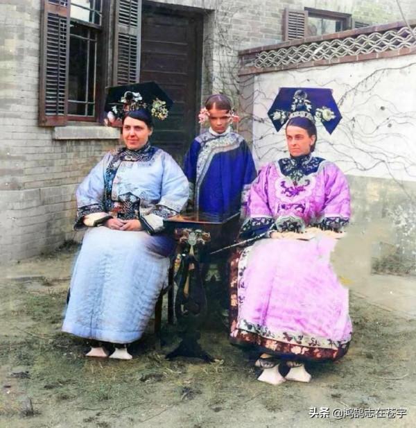 清末老照片：藝人持雙刀威猛霸氣，東北地主坐房頂滿臉愁緒