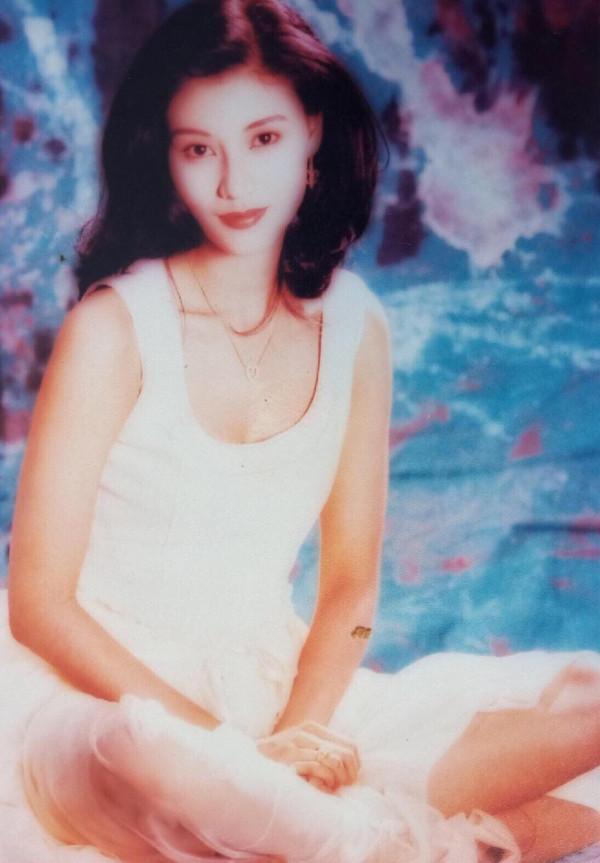 年輕時的李嘉欣,真的是能“持靚行兇”,穿土氣的白裙都很迷人 年輕時的李嘉欣,真的是能“持靚行兇”,穿土氣的白裙都很迷人