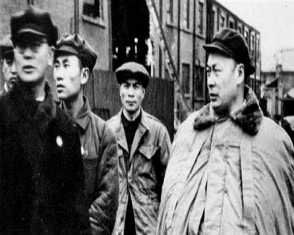 1949年解放上海，我黨定下3條規矩，一民警卻無視，陳毅如何處理