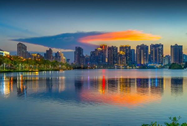 紅城湖公園美麗的倒影