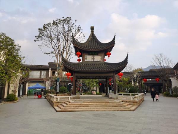 踏青早行人 作者：張鎖龍