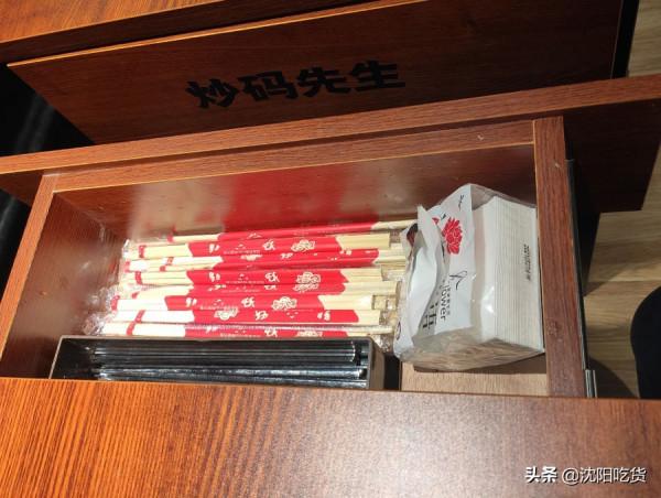 西塔小衚衕裡的炒碼面，面基本被鮑魚八爪魚大蝦蓋住了