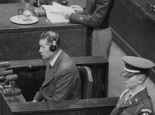 為向日軍表忠心,這個漢奸活埋了老母親,並將17歲女兒拱手送人 為向日軍表忠心,這個漢奸活埋了老母親,並將17歲女兒拱手送人