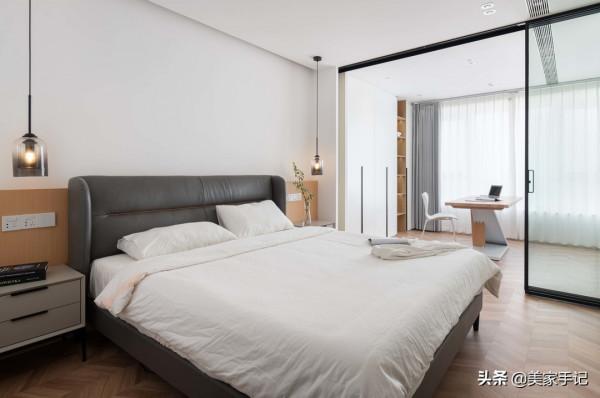 一進他家，彷彿世界都安靜了下來，全屋沒有一絲俗氣，太有品味了