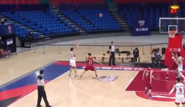 重罰朱旭航！故意墊腳張展瑋被吹違體犯規，易建聯都看不慣想打他