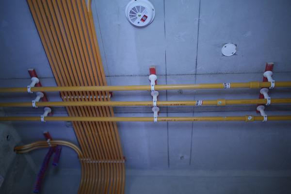 家裡的電線不要再埋在牆裡了，試試這樣設計，時尚大氣還方便維修