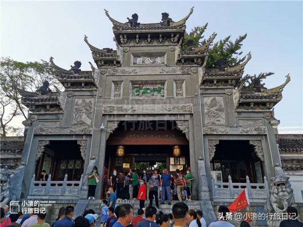 西安人吃麵配生蒜很生猛，到了湖北甘拜下風，早餐一口面一口酒