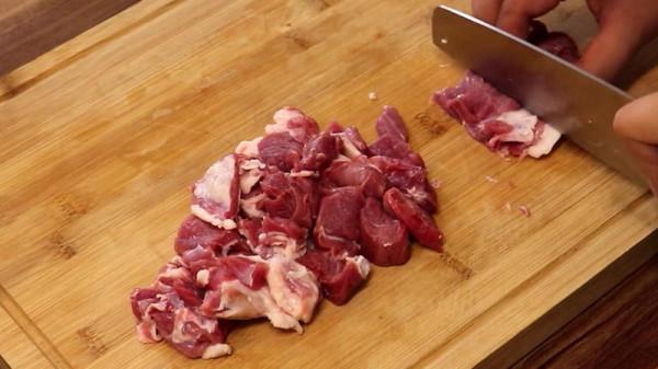 新疆特色美食羊腿麵包，表皮酥脆，裡面滿滿都是肉，真是太美味了