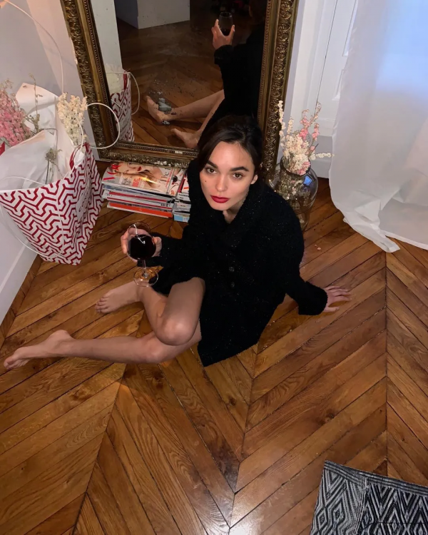 當紅女星被嘲劇中穿搭太辣眼!到底什麼才是法式風格啊? 當紅女星被嘲劇中穿搭太辣眼!到底什麼才是法式風格啊?