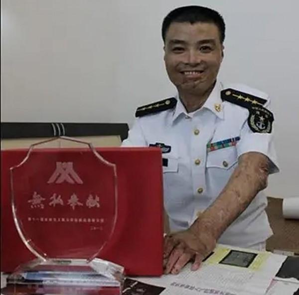 26歲兵哥哥探親途中,勇闖火海救44人全身90%燒傷,因禍結緣女神 26歲兵哥哥探親途中,勇闖火海救44人全身90%燒傷,因禍結緣女神