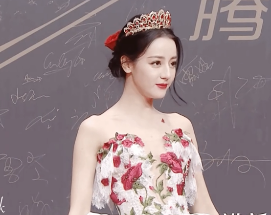 一瘦就顯男相！從熱巴到李嘉欣，女明星還是長點肉好看