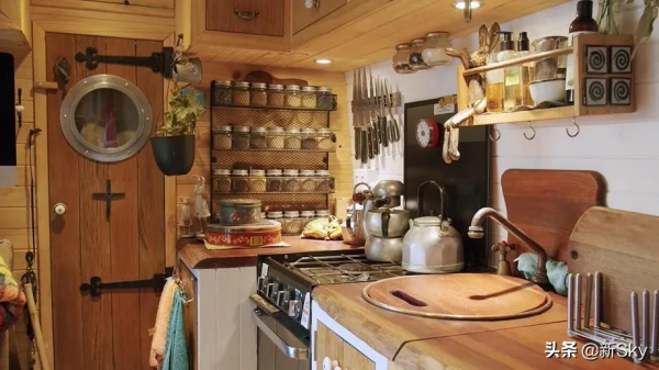 64歲姑娘賣房去流浪，把全世界裝進僅8㎡家：希望我老了能這麼酷