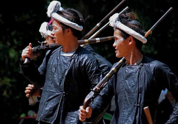 中國唯一允許擁有槍的村子，每個男人成年就能領一把槍