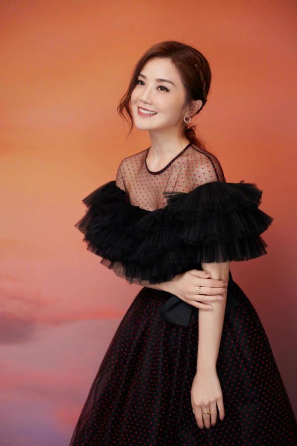 Twins合體鄧紫棋瘦脫型，景甜廉價禮服穿出富貴感，溫碧霞似公主