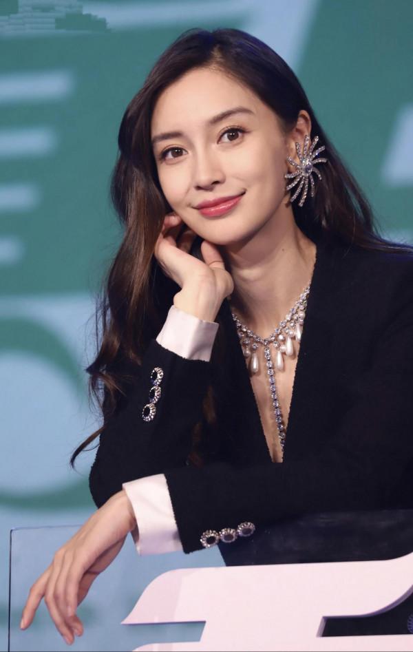 Angelababy穿黑色西服超短裙出席活動，胸前項鍊很有特色