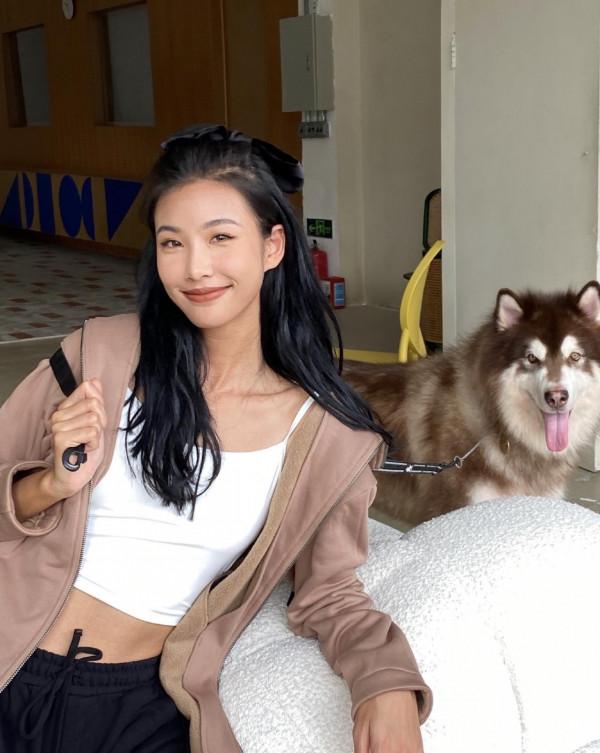 面板那麼黑，卻總愛穿亮色，結果意外了，不醜反而驚豔了